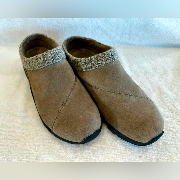 Vionic 8.5 Tan Taupe Slip-ons - Picture 1 of 7